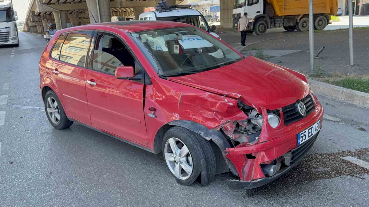Tekkeköy\'deki kazada 2 genç yaralandı, muhtar kavşağa trafik ışığı istedi