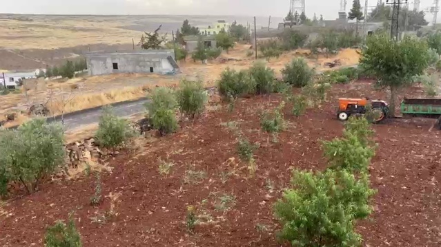 Şanlıurfa'da kısa süreli sağanak ve dolu yaşamı olumsuz etkiledi, serinlik getirdi