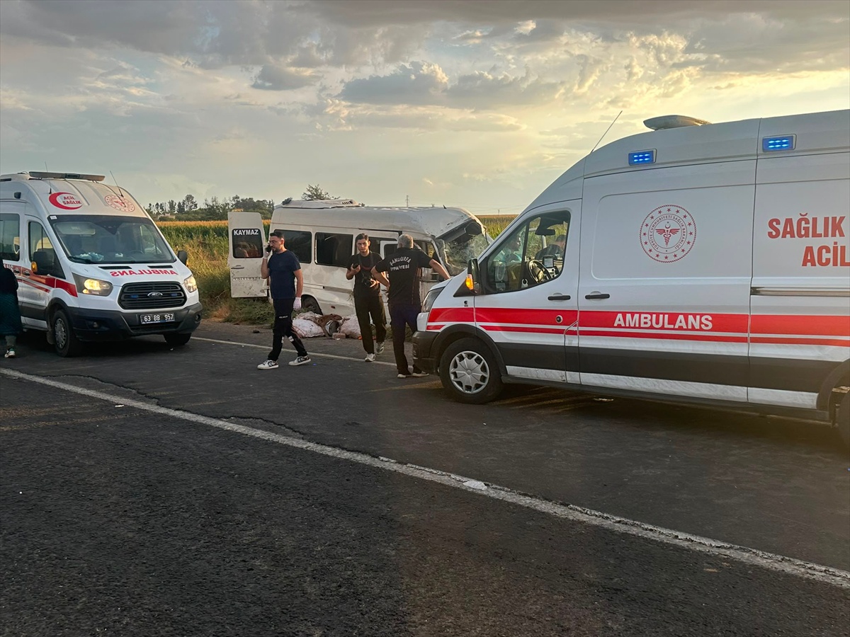 Şanlıurfa Akçakale\'de tarım işçilerini taşıyan minibüs kanala devrildi, 15 kişi yaralandı