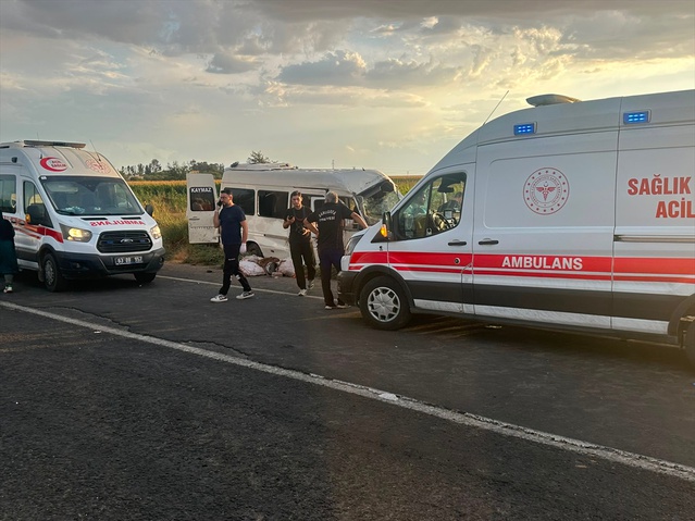 Şanlıurfa Akçakale'de tarım işçilerini taşıyan minibüs kanala devrildi, 15 kişi yaralandı