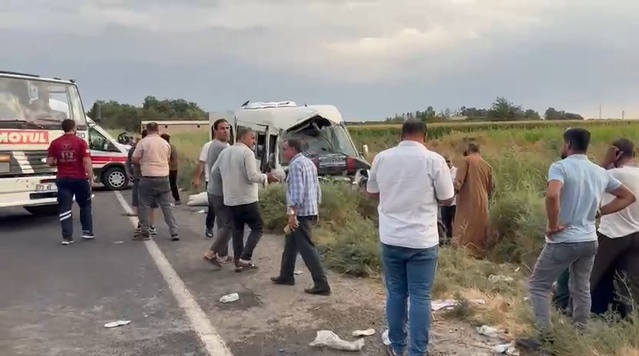 Şanlıurfa Akçakale'de tarım işçilerini taşıyan minibüs kanala devrildi, 19 kişi yaralandı