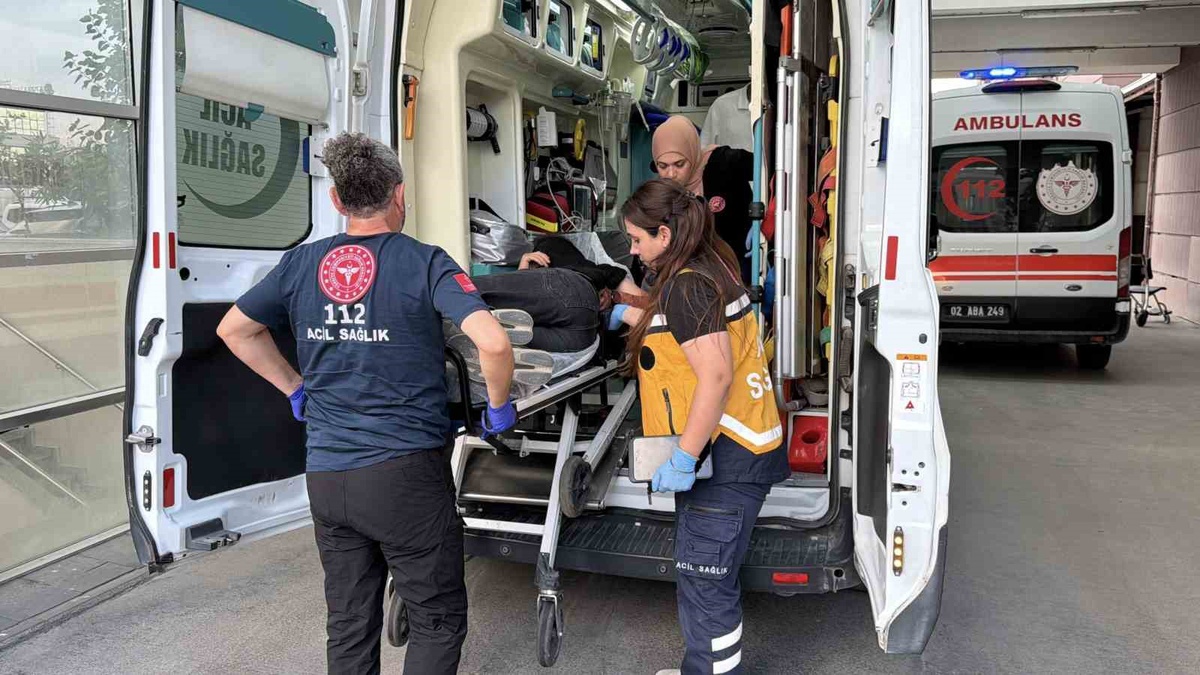 Adıyaman\'da darbedilen kadını kurtarmak isteyen genç bıçakla yaralandı