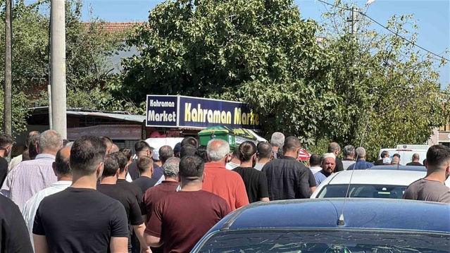Alanya'da sığ suya balıklama atlayarak ölen 3 çocuk babası Sapanca'da toprağa verildi