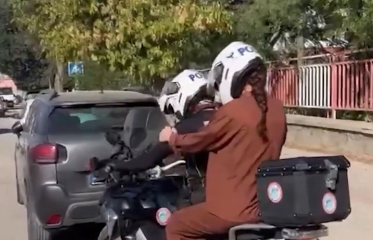 İçişleri Bakanı Çiftçi, KPSS\'ye geç kalan adayları taşıyan polisleri paylaştı