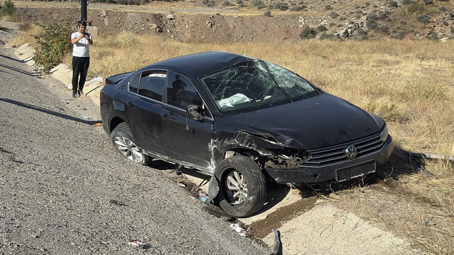 Sivas'ta kontrolden çıkan otomobil takla atıp şarampole devrildi, 5 kişi yaralandı