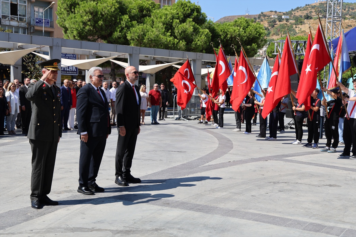 Söke\'nin 104\'üncü kurtuluş yıl dönümünde Atatürk Anıtı\'na çelenk sunuldu