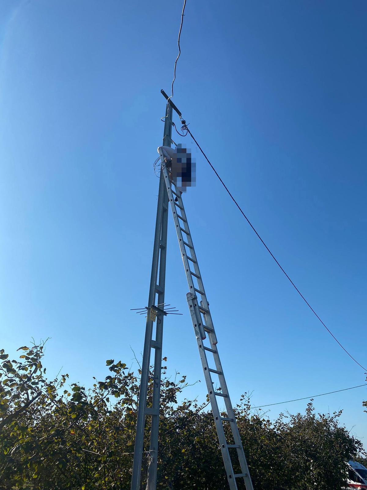 Kocaali\'de elektrik direğinde akıma kapılan kişi öldü