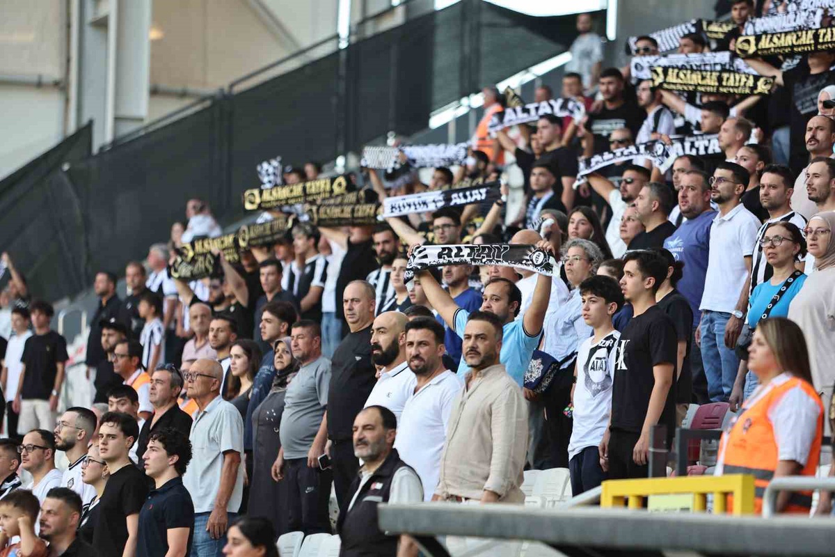Altay, sahasında Denizli İdmanyurdu ile 1-1 berabere kalarak sezona başladı