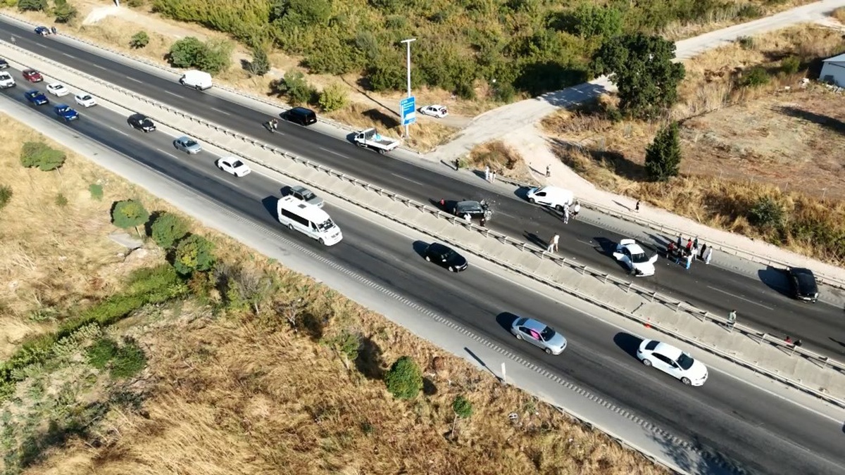 Bursa Nilüfer\'de tırdan dökülen yakıt 10 aracın çarpışmasına yol açtı