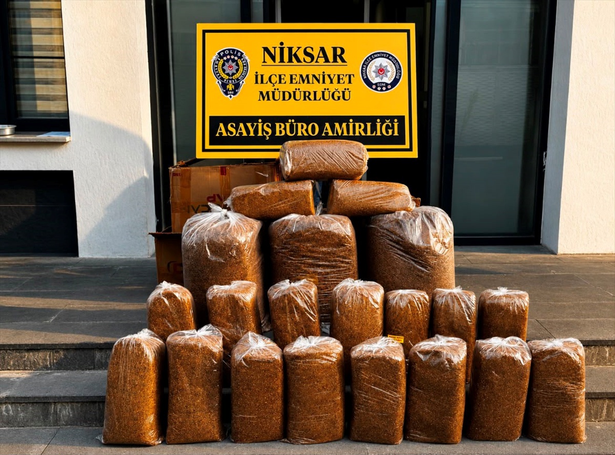 Niksar\'da üç adrese düzenlenen operasyonda 640 makaron ve 166 kilo tütün ele geçirildi