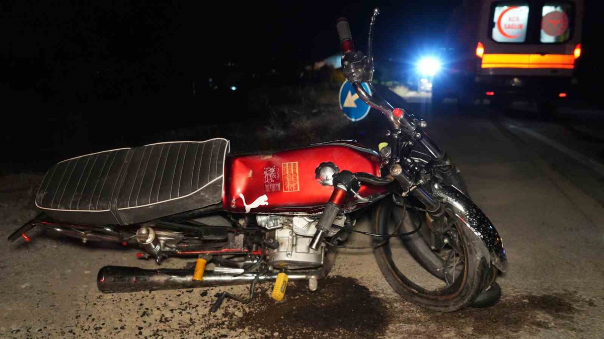 Kırıkkale\'de motosiklet levhaya çarptı, 2 kişi yaralandı