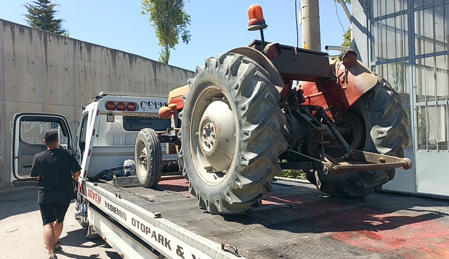 Burdur'da ehliyetsiz sürücü traktörle ATM'lere çarptı, 127 bin lira ceza kesildi
