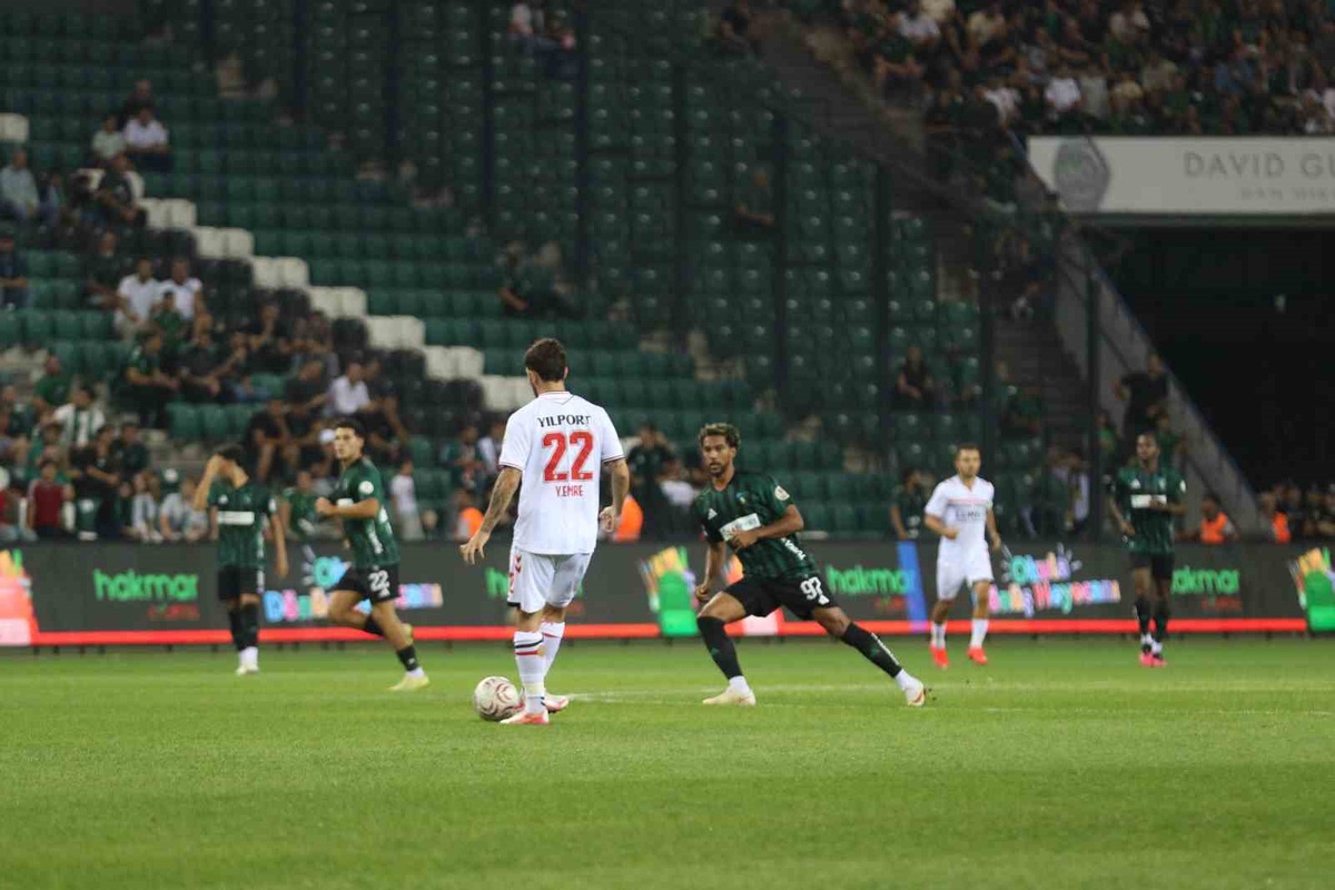 Kocaelispor ile Samsunspor\'un maçında ilk 15 dakika golsüz tamamlandı