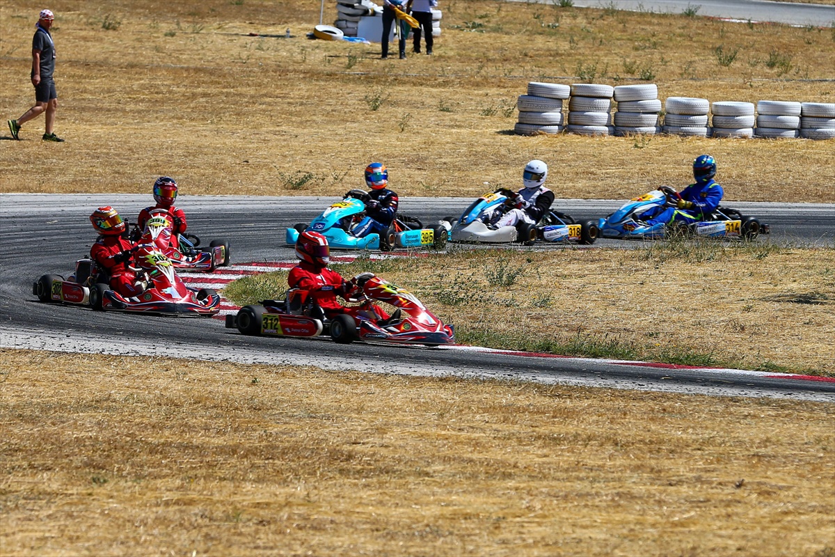 Uşak\'ta Türkiye Karting Şampiyonası\'nın beşinci ayağında 45 sporcu yarıştı