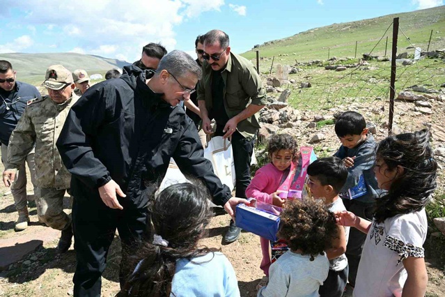 Vali Baruş, Dumlu Baba Yaylası'nda Göçerlerle Buluştu ve Şehit Kabirlerini Ziyaret Etti