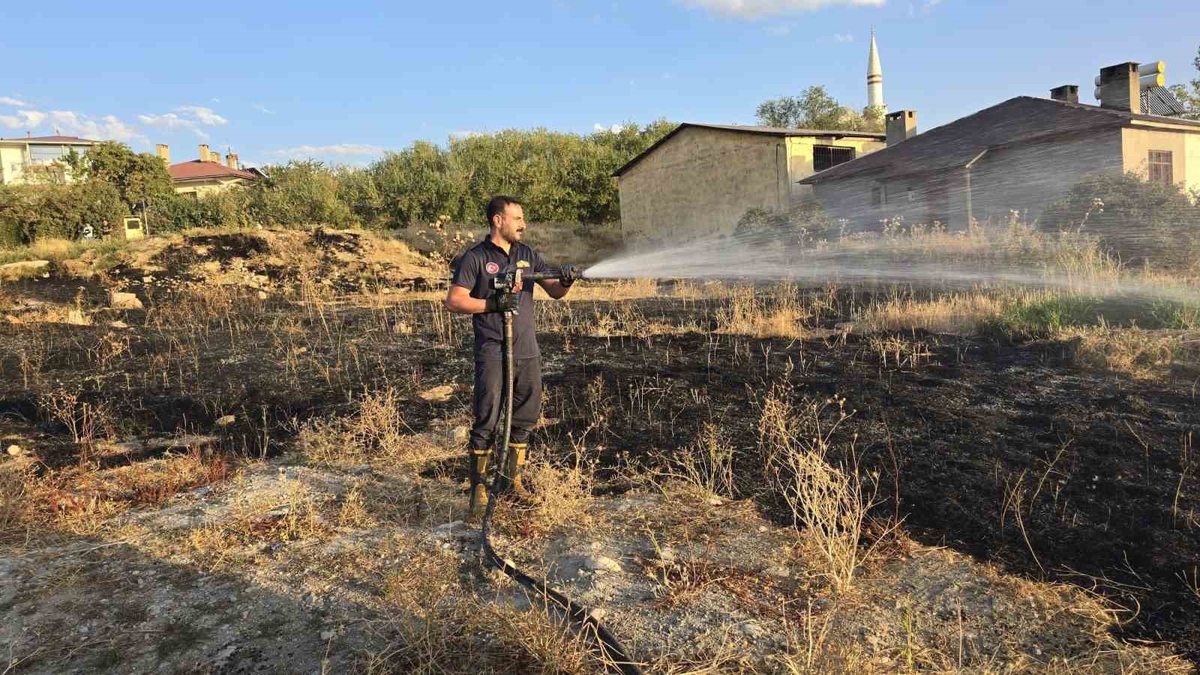Van Muradiye\'deki örtü yangını itfaiyenin müdahalesiyle söndürüldü