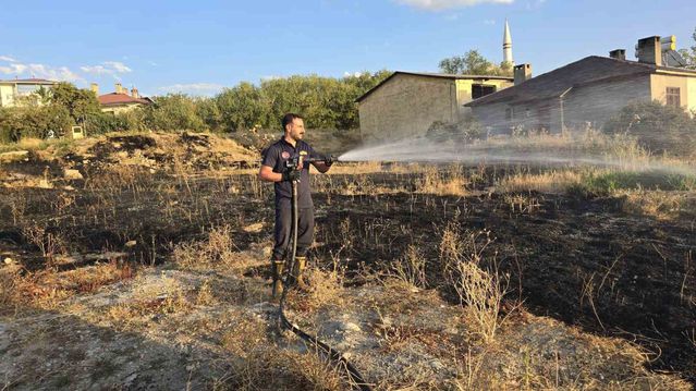 Van Muradiye'deki örtü yangını itfaiyenin müdahalesiyle söndürüldü