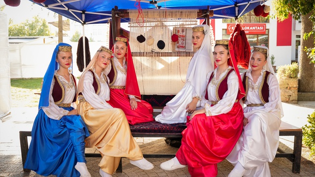 Sındırgı'daki festivalde Karadağ ve Moldovalı konuklar Yağcıbedir halısı dokumayı öğrendi