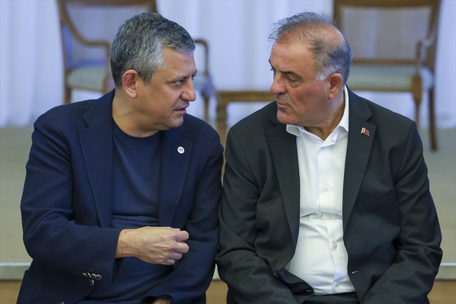 Özgür Özel, babası vefat eden İBB Başkan Vekili Nuri Aslan'a taziyede bulundu