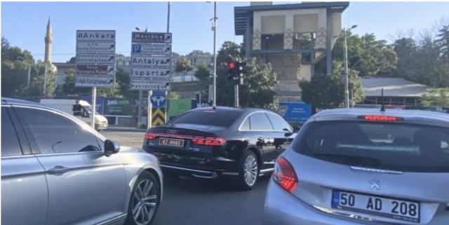 “Yetkim var” diyerek kuralı çiğnemedi! Vali makam aracında kırmızı ışıkta bekledi