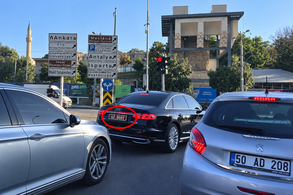 “Yetkim var” diyerek kuralı çiğnemedi! Vali makam aracında kırmızı ışıkta bekledi