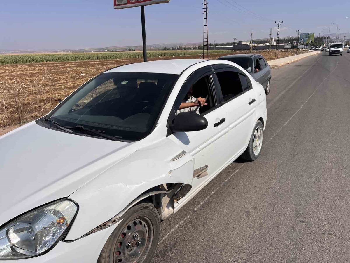 Hatay\'da KPSS çıkışı lastiği kopan sürücü kaza yaptı, canları güvende