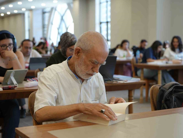 Gaziantep'te 76 yaşındaki İbrahim Halil Uzak, her gün kütüphaneye giderek kitap okuyor