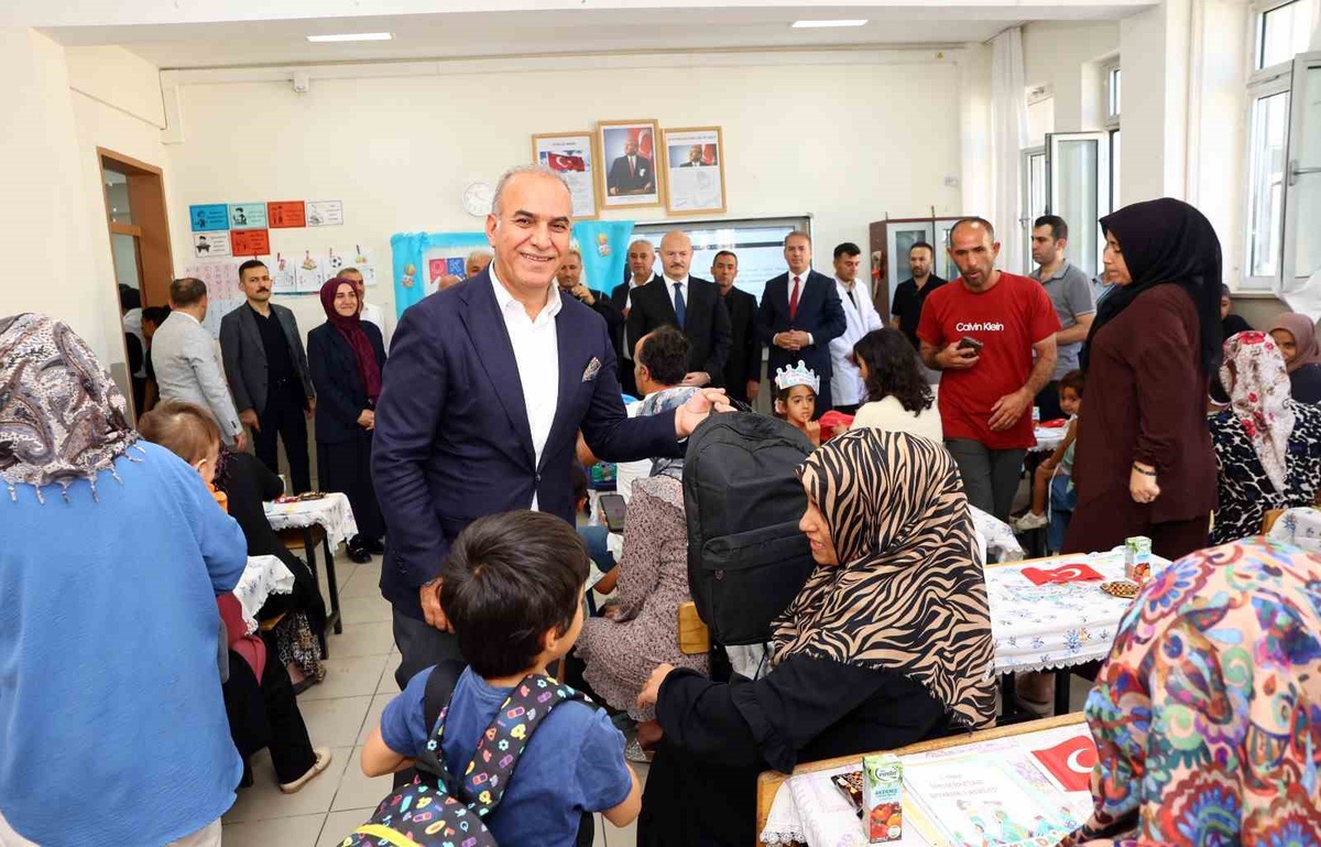 Adıyaman\'da ilkokula başlayan öğrencilere 5 bin kırtasiye seti dağıtıldı