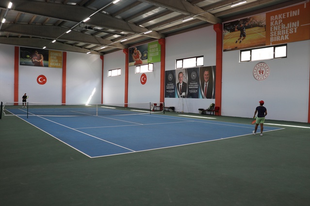 Ağrı'da 120 sporcunun mücadelesiyle büyükler tenis turnuvası başladı