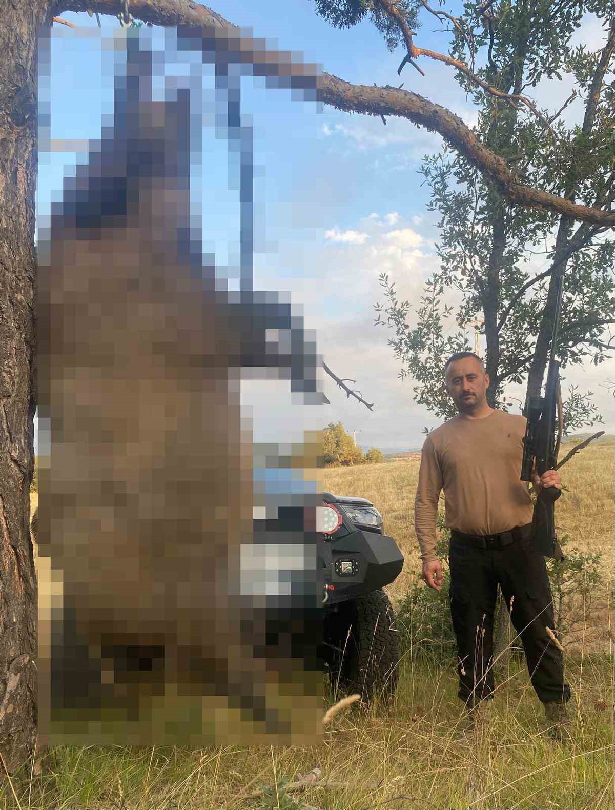 Yozgat Akdağmadeni\'nde tarımı vuran 410 kiloluk dev yaban domuzu avcılarca öldürüldü