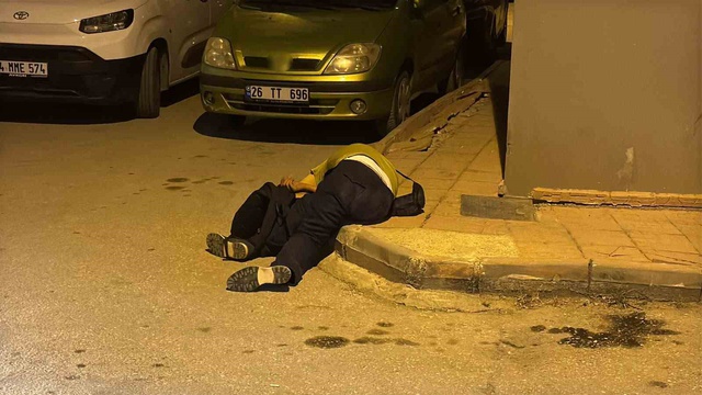 Endişelendiren görüntü! Yanına yaklaşanlar telefondan gelen sese odaklandı