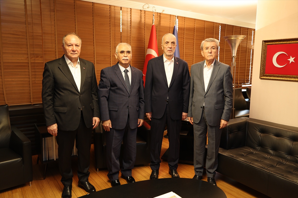 TÜRK-İŞ Genel Merkezi\'nde Anayasa Mahkemesi Başkanı Özkaya ile Atalay basına kapalı görüştü
