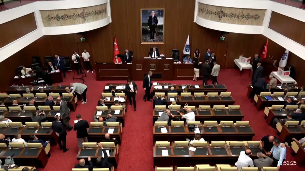 Ankara Büyükşehir Belediye Meclisi\'nde ikinci başkan vekilliğine Naki Demir seçildi
