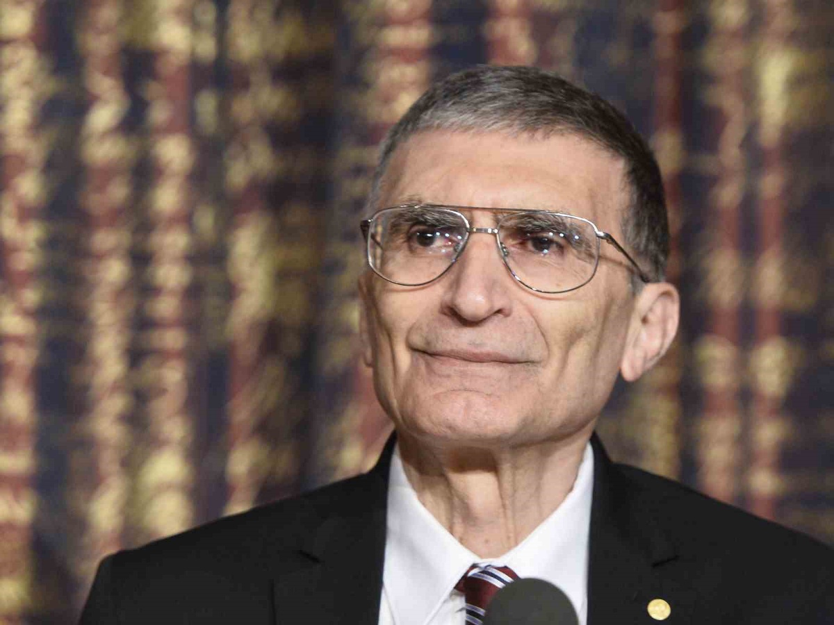 Nobel ödüllü Aziz Sancar\'a Azerbaycan\'dan Şöhret Nişanı verildi