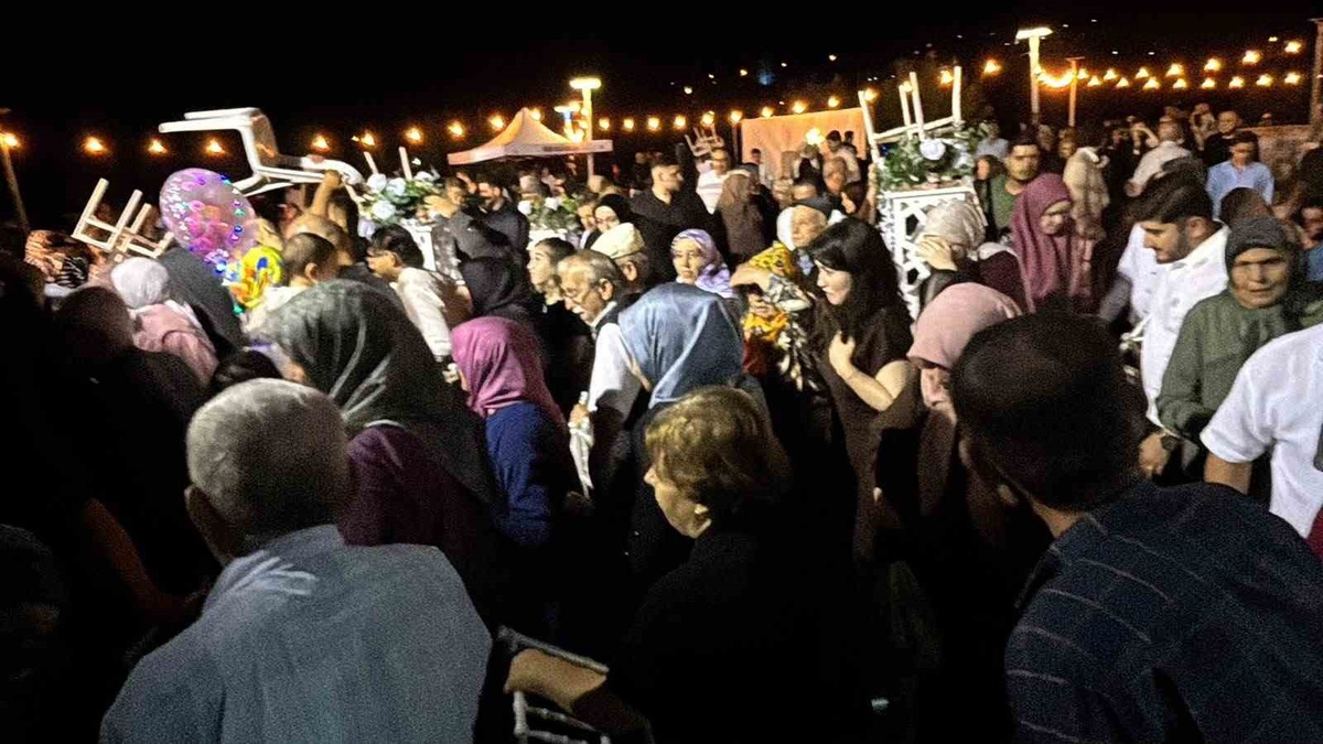 Bartın Ulus\'ta ani bastıran yağış düğünü takılar takılamadan dağıttı
