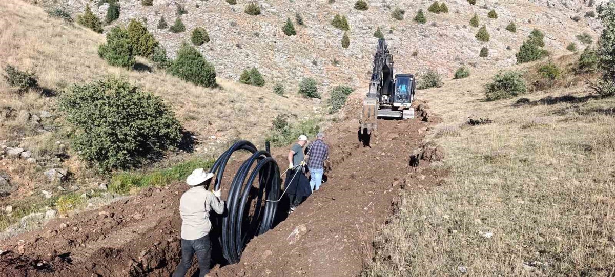 Bayburt Aydıntepe\'de Çatıksu köylüleri imece usulüyle içme suyu hattını yeniliyor