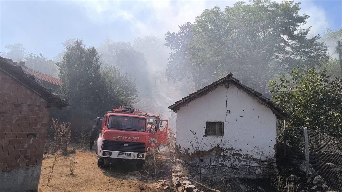 Bilecik Bozüyük\'te çalı yangını ormana sıçradı; ekipler söndürdü, şüpheli gözaltında