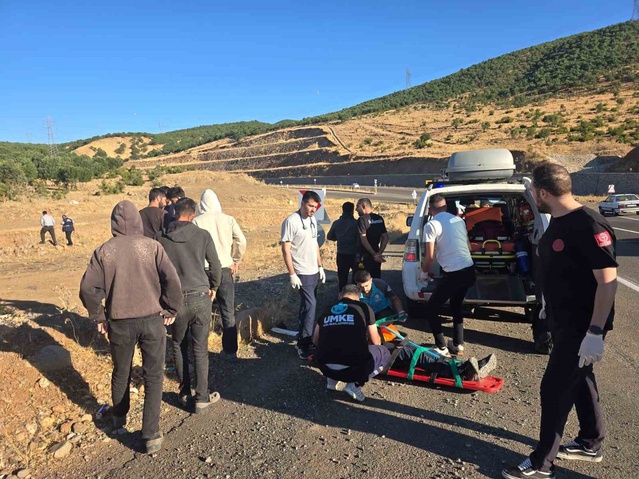 Bingöl Sancak'ta kamyonet şarampole yuvarlandı, 3 kişi yaralandı