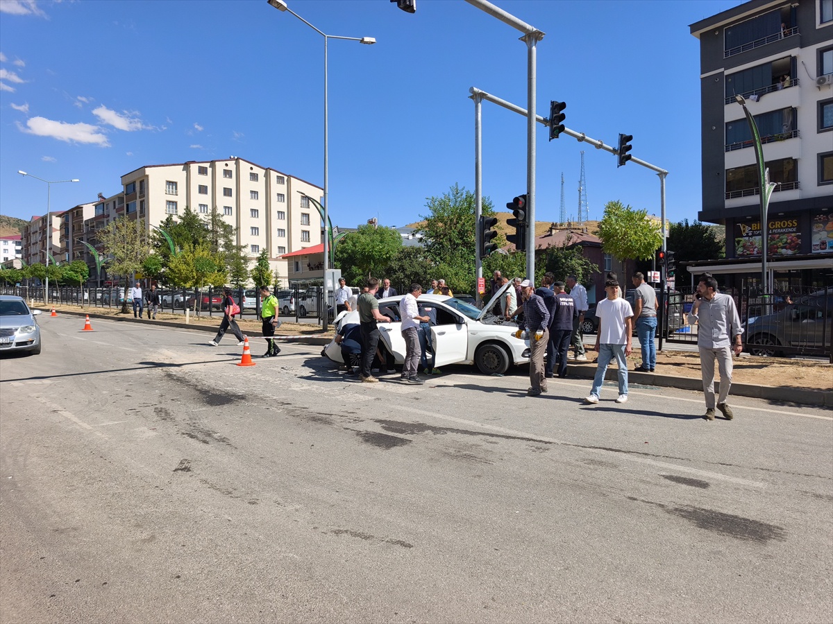 Bingöl'de tır ile otomobilin çarpıştığı kazada 4 kişi yaralandı
