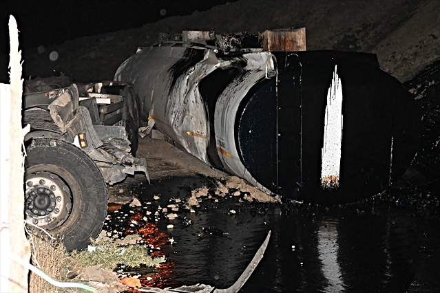 Bitlis Hizan'da zift yüklü tanker şarampole devrildi, sürücü yaralandı