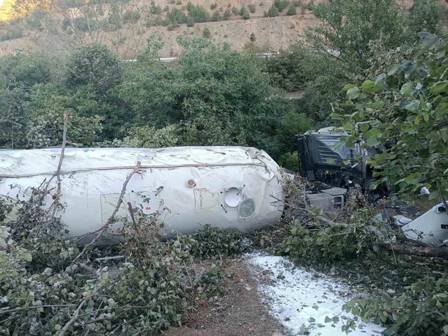 Bolu Mudurnu'da tır devrildi, sürücü hayatını kaybetti ve eşi yaralandı
