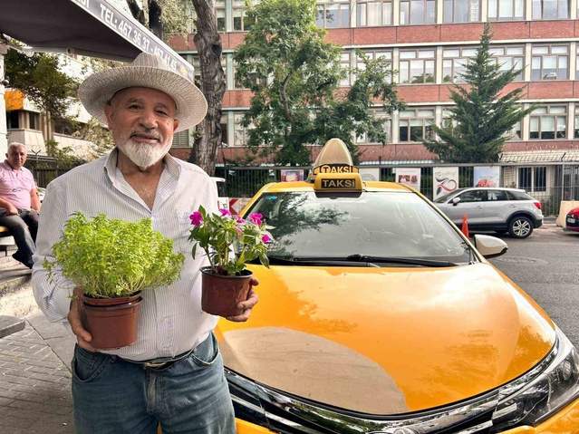 Ankaralı taksi şoförü aracında kurduğu mini serayla yoğun talep alıyor