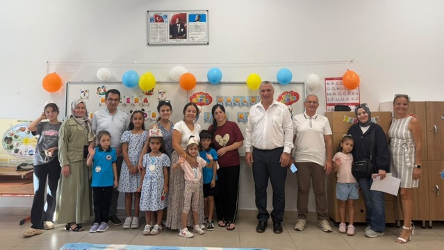 Burhaniye'de uyum haftası törenle başladı, öğrenciler ilk gün heyecanını yaşadı