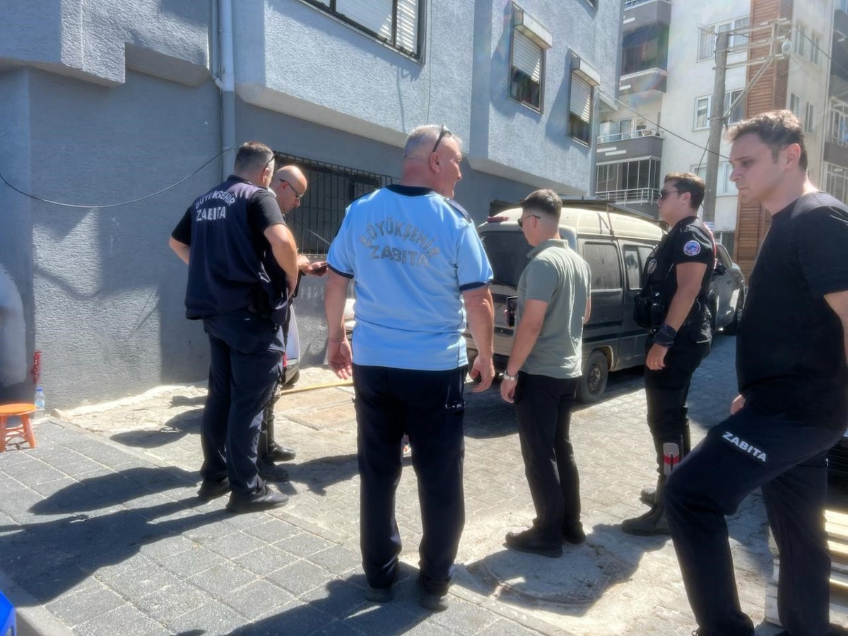 Bursa Mudanya\'da seyyar satıcı arbedesinde zabıta memuru yaralandı, hastaneye kaldırıldı