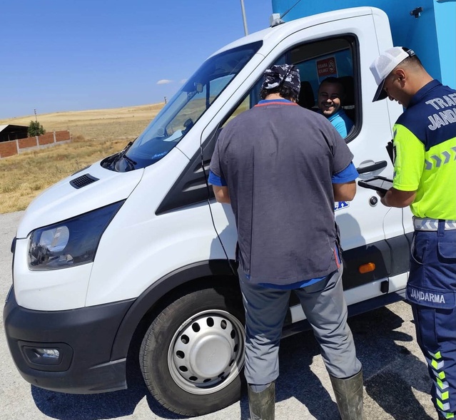 Kütahya Çavdarhisar'da jandarma destekli canlı hayvan nakil denetimi yapıldı