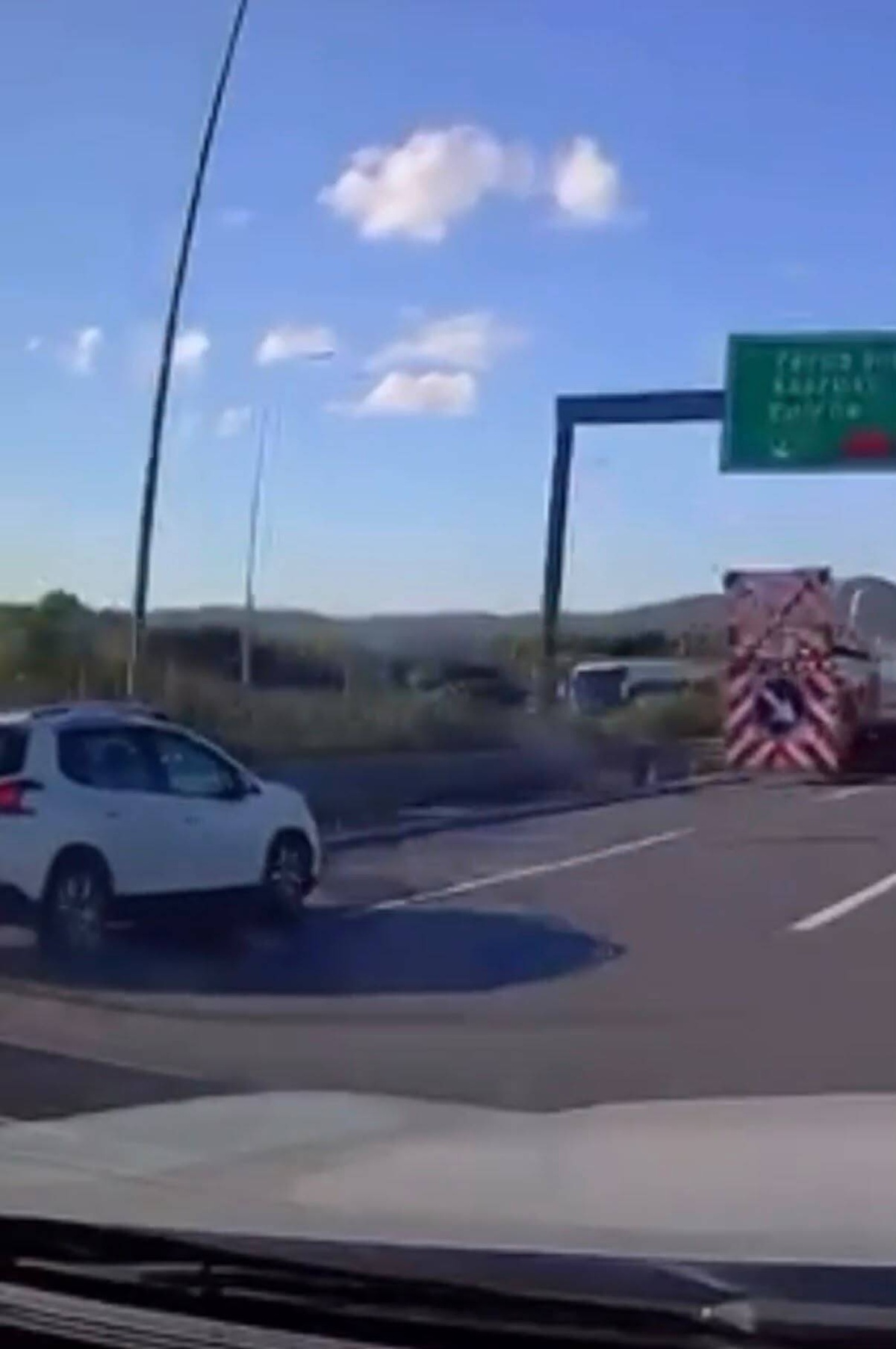 Kuzey Marmara Otoyolu'nda otomobil yol işaretleme aracına çarptı
