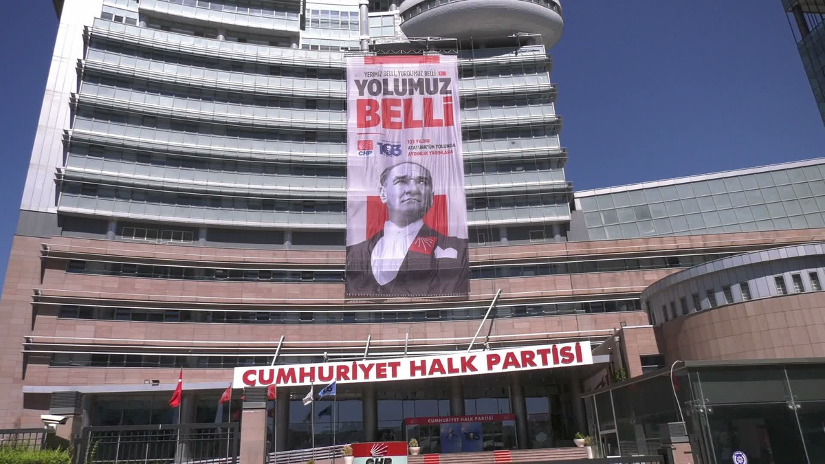 CHP Genel Merkezi\'ne 103. kuruluş yıl dönümü afişi asıldı