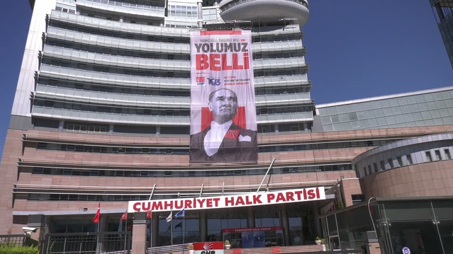CHP Genel Merkezi'ne 103. kuruluş yıl dönümü afişi asıldı