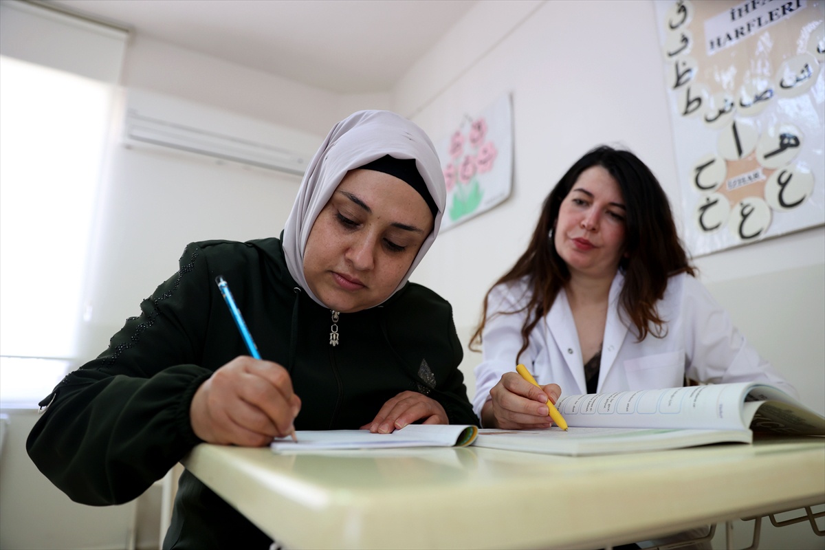 Kırklareli\'nde 4 çocuk annesi Ayşe Çalış, okuma yazma öğrenip ortaokula kaydoldu