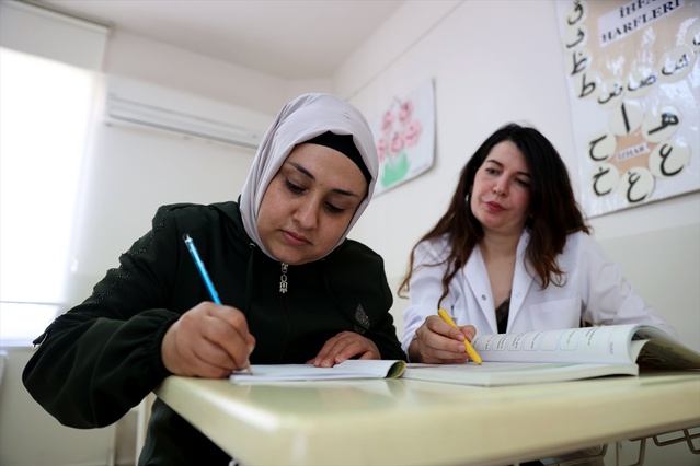 Kırklareli'nde 4 çocuk annesi Ayşe Çalış, okuma yazma öğrenip ortaokula kaydoldu